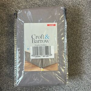 Queen sized Boxpleat Bedskirt